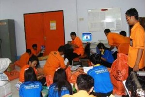 Sejumlah petuga tampak sibuk mengepak kiriman dari TKI.